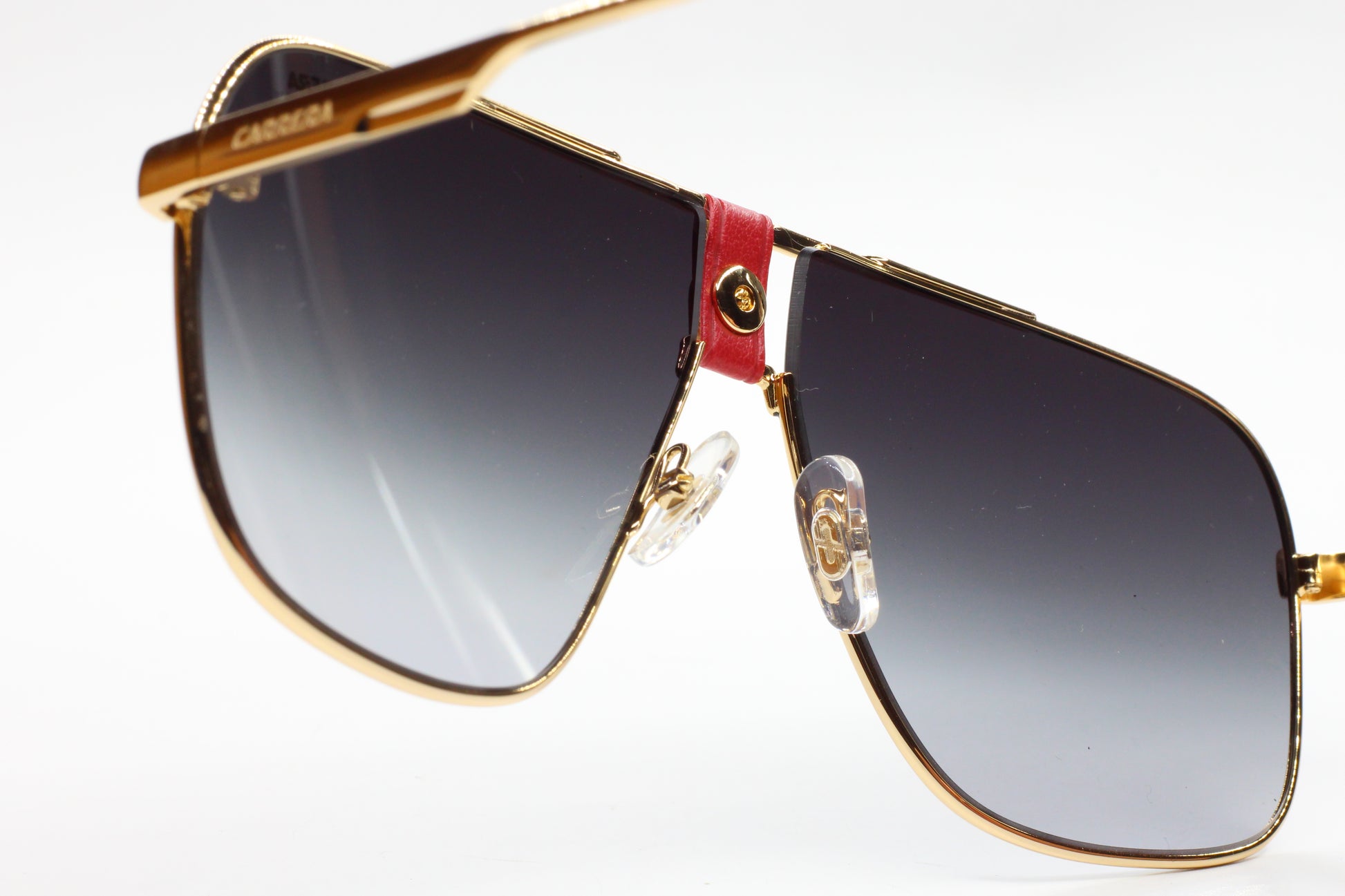 Close-up of Carrera sunglasses with gold frame and gradient lenses to buy Carrera sunglasses online