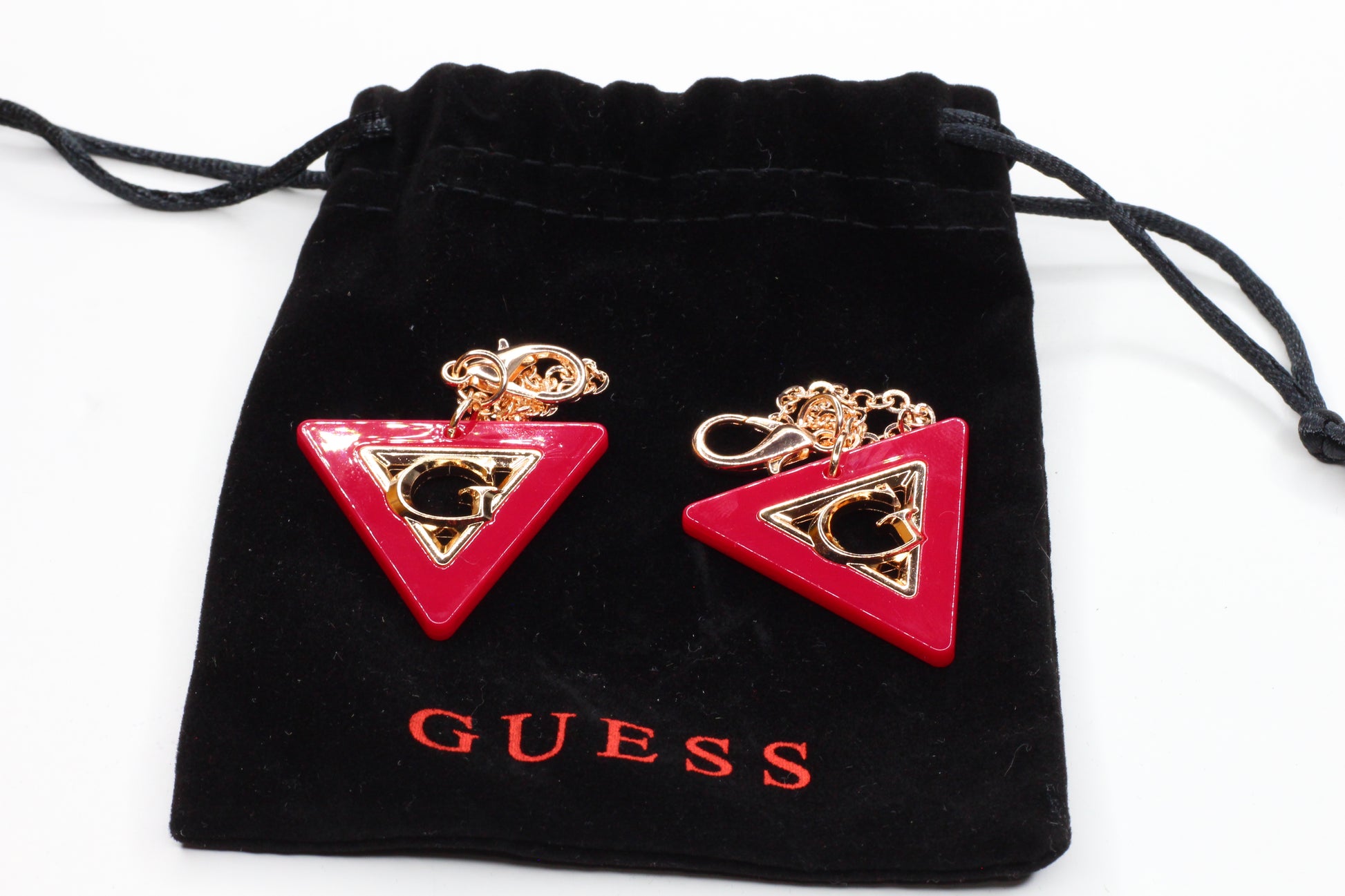 Guess pink gold sunglasses women triangular logo charms on black Guess pouch
